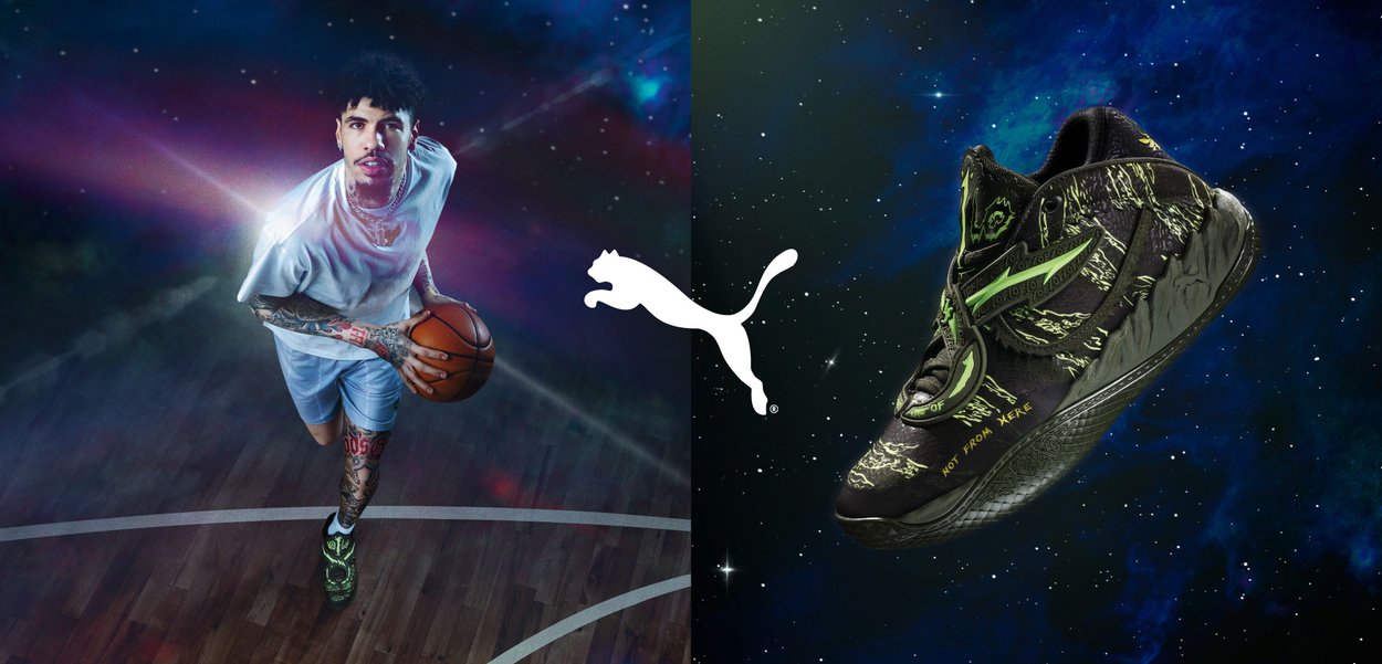 Tatoveeringutega mees valges särgis ja mustade Puma jalanõudega hoiab korvpalli väljakul; musta ja rohelise Puma tossu kujutis tähtede taustal.