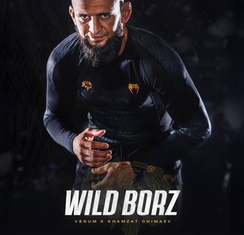 Schwarzes Sportshirt mit Strukturmuster, mit gelben Logoakzenten eines Löwen und einer Schlange, entworfen für Kampfsportarten.