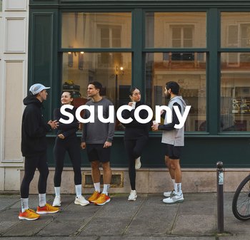 Groupe de cinq personnes en tenue de sport, portant des leggings noirs, des hauts gris et des chaussures colorées, se tenant à l'extérieur d'un magasin.