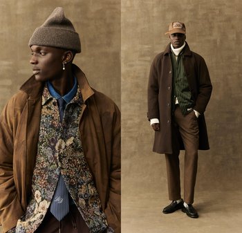 Due modelli che indossano outfit stratificati. A sinistra: cappotto in suede marrone, camicia a fantasia floreale, jeans blu. A destra: soprabito marrone, gilet a righe verdi, pantaloni marroni, mocassini.