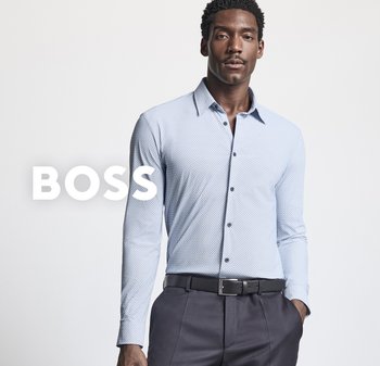 Světle modrá košile na knoflíky s jemným geometrickým vzorem, dlouhými rukávy a špičatým límcem, doplněná tmavými kalhotami a černým páskem.