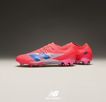 Des crampons de football rose vif avec une surface texturée, dotés d'accents bleus et d'un design élégant, sur un arrière-plan dégradé.