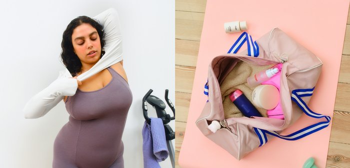 Débardeur gris côtelé porté avec des manches longues blanches ; sac de sport beige avec des rayures bleues rempli de divers produits de soin sur un tapis de yoga rose.