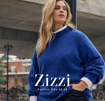 Blauw geribbelde gebreide trui met een hoge hals, knoopdetails op de schouder en losse mouwen over een witte blouse met kraag.