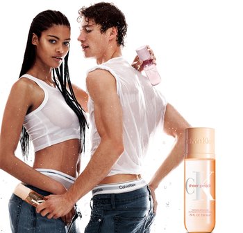La fragranza CK Sheer Peach di Calvin Klein. Bottiglia trasparente con accenti pesca. Modelli che indossano camicie bianche bagnate e jeans, spruzzi d'acqua sullo sfondo.