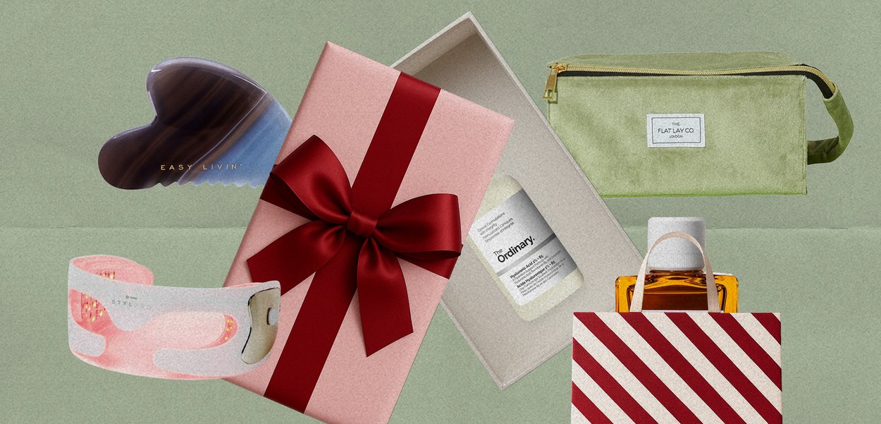 Collectie van beauty- en accessoire-items: een haarclip in hartvorm, een roze cadeauverpakking met een rode strik, diverse containers in groen, wit en gestreepte patronen.