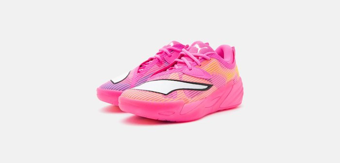 Paire de chaussures de course athlétiques roses avec un logo blanc et noir sur le côté, des accents de design jaune vif et violet, et des semelles roses.
