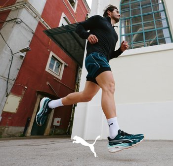 Scarpe da corsa da uomo in verde scuro con accenti neri e bianchi, caratterizzate da un design elegante, suola ammortizzata e materiali testurizzati.