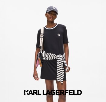 Vestido negro de manga corta con acento a rayas blancas atado en la cintura, complementado con una gorra gris. Presenta un detalle de logo minimalista.