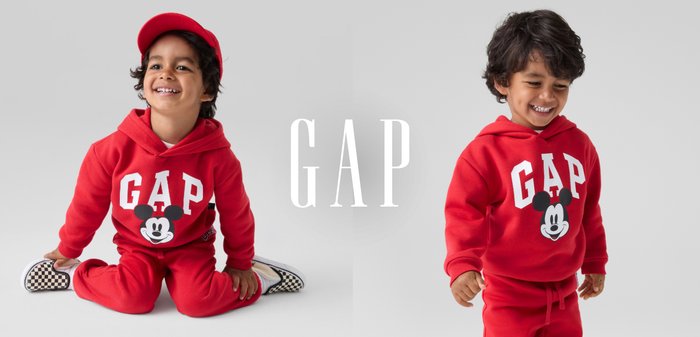 Rød hoodie og sæt med sweatpants med "GAP" logo og Mickey Mouse grafik. Af bomuldsmateriale, ribbede manchetter og ternede slip-on sko.