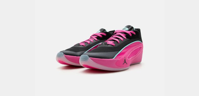 Paire de chaussures de sport noires et roses avec des lacets roses et un logo Jumpman sur la semelle intermédiaire, présentées sur fond blanc.