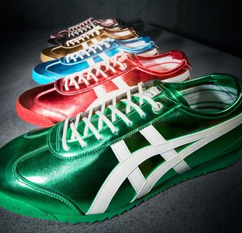Baskets métalliques vertes avec des rayures blanches, présentant une semelle texturée et une finition brillante. D'autres couleurs incluent le rouge, le bleu, l'or et le rose.