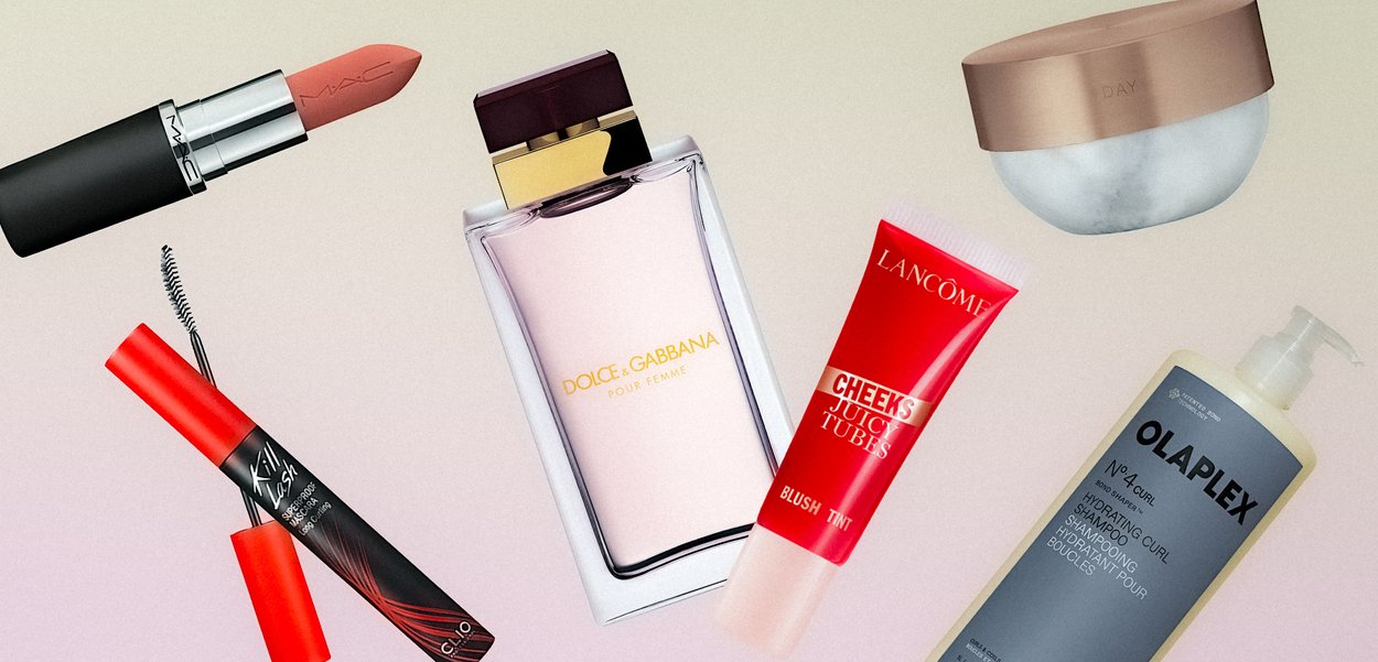 Rouge à lèvres, mascara, parfum, teinte de blush, crème pour la peau et shampooing pour cheveux disposés sur un fond clair.