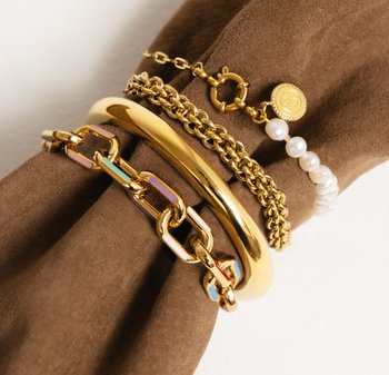 Bracelets en or aux designs variés : un jonc lisse, une chaîne épaisse avec des maillons colorés, un délicat rang de perles et une fine chaîne avec un fermoir circulaire.