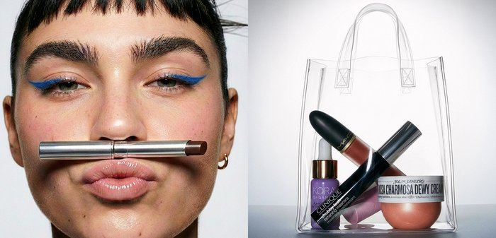 Gros plan d'une personne tenant horizontalement un rouge à lèvres marron à embouts doubles argentés au-dessus de ses lèvres ; à côté, un sac transparent contenant des produits de maquillage.