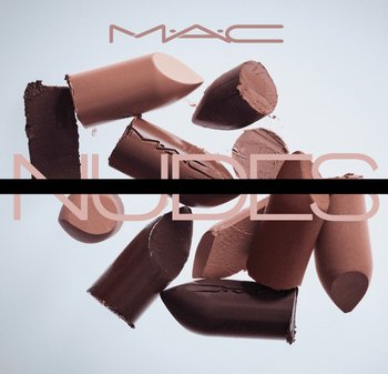 Rossetti MAC assortiti in diverse tonalità di nude, con texture lisce e finiture variate, esposti su uno sfondo chiaro con la scritta "NUDES".
