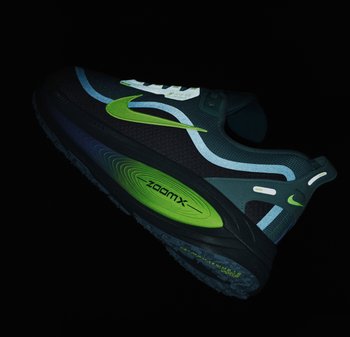 Scarpa da running Nike ZoomX con una parte superiore in rete scura con accenti blu e verdi, un design della soletta ondulato e una suola in gomma testurizzata.