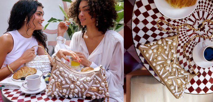 Zwei Frauen lächeln und unterhalten sich an einem Tisch mit Kaffee, Gipfeli, Früchten und Handtaschen in einem hellen Außenbereich eines Cafés.