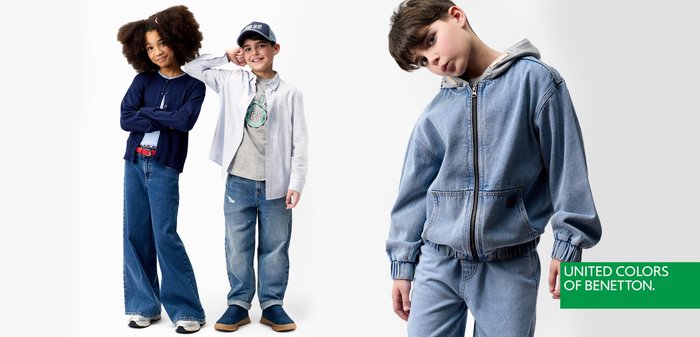 Dos niños sonrientes de pie uno al lado del otro, vestidos con jeans de mezclilla casuales y camisetas en capas, con fondo blanco y el logo de Benetton.