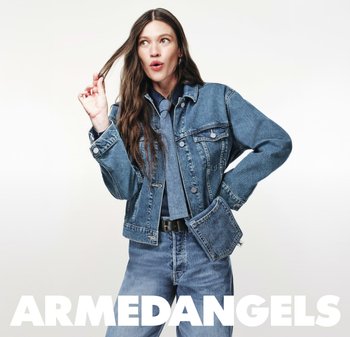 Jeansjacke mit lockerer Passform, dunkelblauer Waschung, Knopfverschlüsse, klassischer Kragen, Fronttaschen, kombiniert mit passenden Jeans.