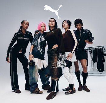 Fünf modebewusste Models posieren in Puma-Sport- und Freizeitkleidung und halten markenbezogene Taschen, mit einem Puma-Logo darüber vor einem schlichten Hintergrund.