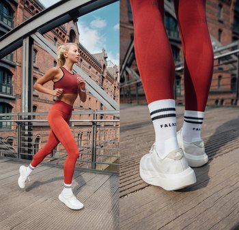 Frau joggt im Freien auf einer städtischen Brücke, trägt rote Sportkleidung, weiße Turnschuhe und weiße Socken mit schwarzen Streifen und "FALKE"-Logo.