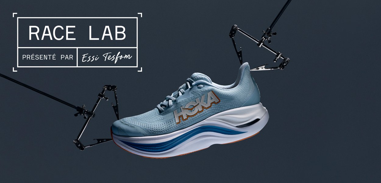 Baskets de sport bleu clair avec une tige texturée, arborent un logo audacieux en or métallisé, une semelle intermédiaire blanche superposée et une bande bleue en accent.