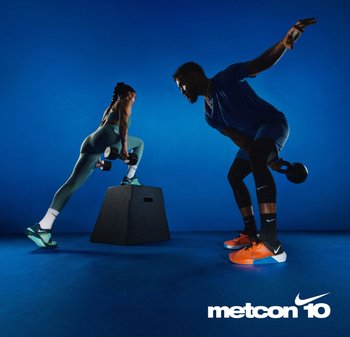 Due persone si allenano su uno sfondo blu. La donna solleva i manubri, indossando un abbigliamento attivo color teal e scarpe di un verde chiaro. L'uomo tiene un kettlebell, indossando una maglietta blu e scarpe con dettagli arancioni.