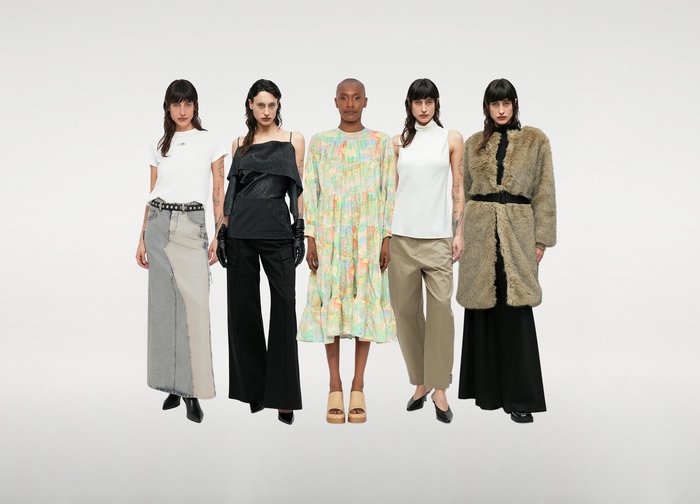 Πέντε μοντέλα παρουσιάζουν ποικίλα στυλ ρούχων: λευκό μπλουζάκι, μαύρο υφασμάτινο τοπ, παστέλ φλοράλ φόρεμα, λευκό αμάνικο τοπ και γούνινο παλτό, σε συνδυασμό με διάφορα παντελόνια.