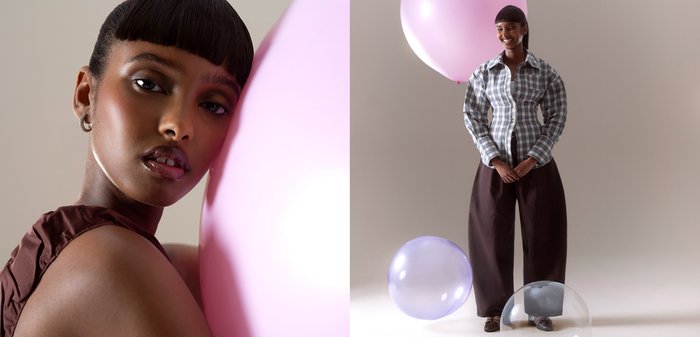 Κοντινό πλάνο μιας γυναίκας που ακουμπάει σε ένα μεγάλο ροζ μπαλόνι· η ίδια γυναίκα χαμογελά, όρθια ανάμεσα σε μωβ και διάφανα μπαλόνια.