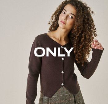 Bruine, gebreide cardigan met een V-hals en decoratieve knoopdetails. Verkorte design, gestructureerde afwerking, gedragen over een geruite rok.