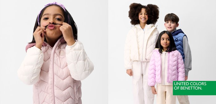 Tres niños de pie juntos, vestidos con chaquetas acolchadas en blanco, rosa y azul, sobre un fondo claro y sencillo.