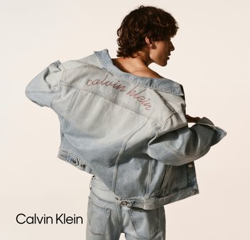Lichtblauwe spijkerjack met een geborduurd 'calvin klein' label op de achterkant, met een relaxte pasvorm en een opvallende vervaagde textuur.