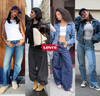 Quattro donne in vari stili di denim: jeans azzurri chiari, grigi scuri e blu scuro; abbinati a top bianchi; particolari degni di nota includono una giacca di denim e berrette.