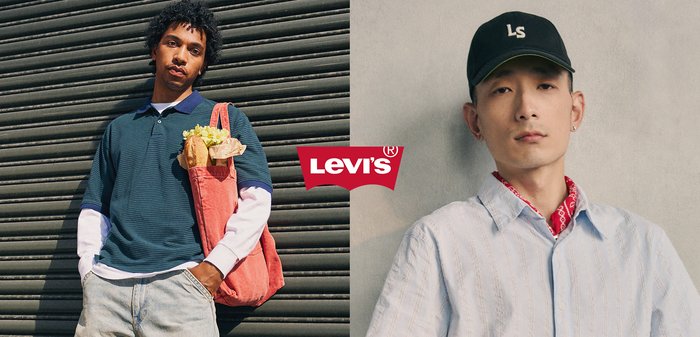 Due uomini che indossano abbigliamento casual Levi's; uno tiene una borsa a mano rosa con fiori, l'altro indossa un berretto nero e una bandana rossa, con il logo Levi's al centro.