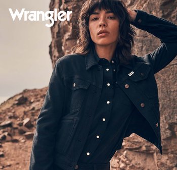 Svart denimjakke med klassisk design, med metallknapper, brystlommer og en teksturert finish, brukt over en svart skjorte.