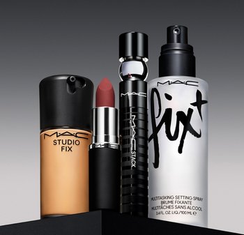 MAC kosmetikk vist: Studio Fix foundation i glassflaske, matt leppestift i svart emballasje, MAC Stack mascara og Fix+ setting spray i hvit flaske.