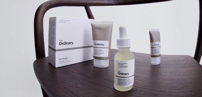 The Ordinary hudvårdsset innehåller en vit låda och tre krämrör, beige med vita etiketter, med en ren, minimalistisk design.