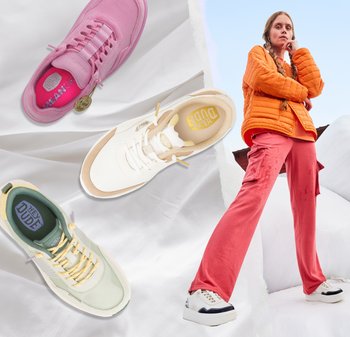 Tre paia di sneakers: in pelle rosa con lacci, bianche con accenti beige, verdi con dettagli gialli. Modello in giacca arancione e pantaloni rosa.