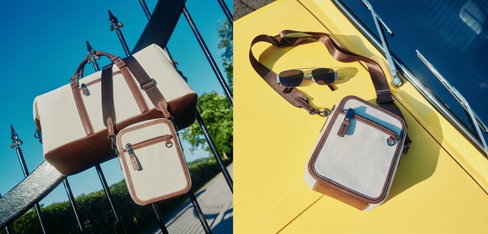 Beiger Canvas-Duffle-Bag mit braunen Lederakzenten, doppelten Griffen, verstellbaren Trägern und einem kleinen abnehmbaren Reißverschlussbeutel.