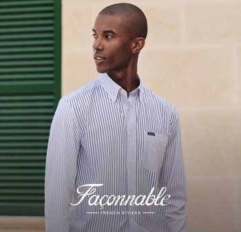 Chemise à manches longues à rayures légères, boutonnée, en coton bleu pastel et blanc. Elle présente une poche poitrine et un logo brodé sur la poche.