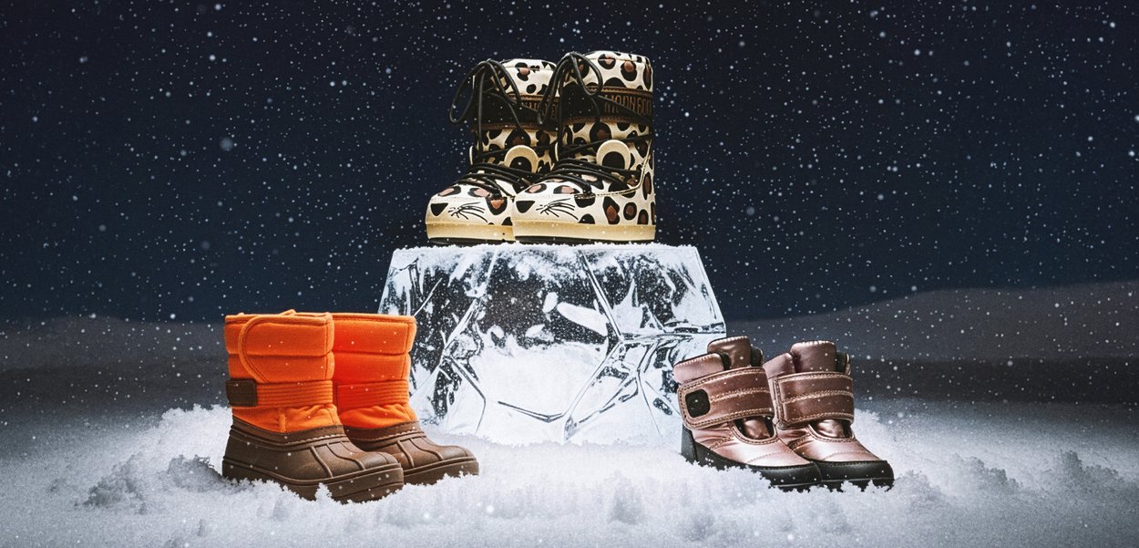 Trei cizme de iarnă: perechea de sus are un fundal bej cu pete negre, perechea din mijloc este din nylon portocaliu cu tălpi maro, iar perechea de jos este maro lucios cu curele.