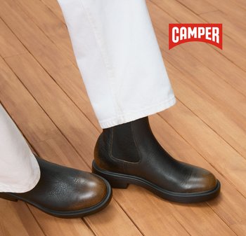 Schwarze Leder-Stiefeletten mit strukturiertem Finish und braunem Zehenkappen. Mit elastischen Seiteneinsätzen und einer dicken schwarzen Sohle. CAMPR-Logo darüber.