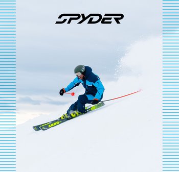 Équipement de ski avec une veste bleue et noire, un casque noir et des skis verts. De la neige est visible, créant une scène de sports d'hiver.