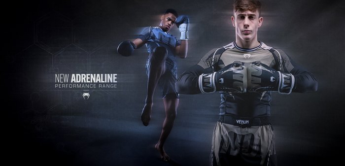 Zwei männliche Athleten tragen Sportbekleidung in Schwarz- und Grautönen. Einer kickt mit Boxhandschuhen, der andere posiert mit selbstbewusstem Stand.