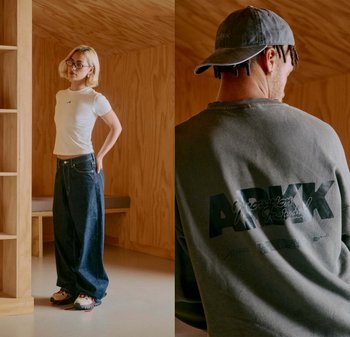 Hvit tettsittende t-skjorte med lite logo, kombinert med oversized mørk denim jeans. Bakview viser grå hettegenser med stor svart merke-logo.