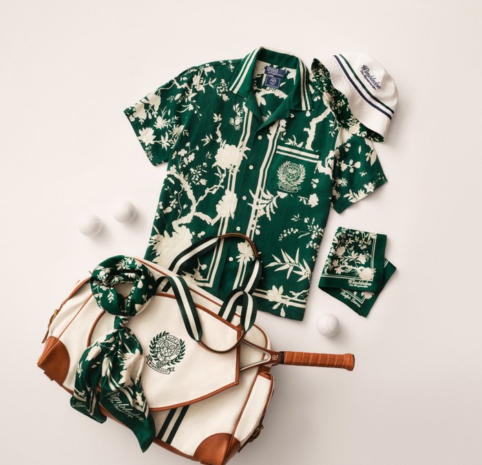 Chemise à imprimé floral vert et blanc, foulard et mouchoir assortis, chapeau blanc, balles de tennis, sac de tennis marron et blanc avec raquette.