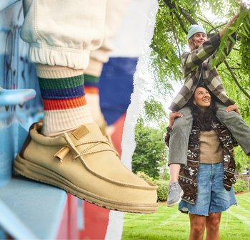 Scarpe slip-on in tela beige con finitura testurizzata e suola in gomma sottile, abbinate a calzini a righe multicolori.