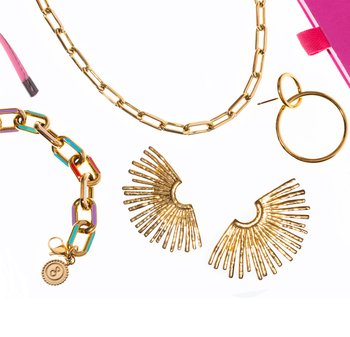 Collier en chaîne dorée avec maillons ovales, bracelet en chaîne multicolore, boucle d'oreille créole dorée et boucles d'oreilles dorées en forme d'éventail disposées sur un fond blanc.