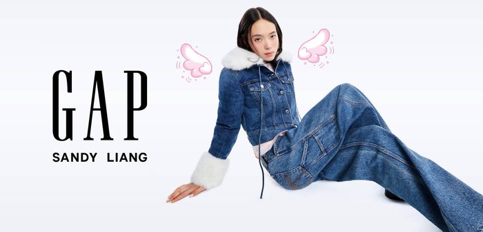 Denimjakke med hvid faux fur krave, parret med vidde denimbukser. Inkluderer logoet "GAP" og "SANDY LIANG" i fed skrift.